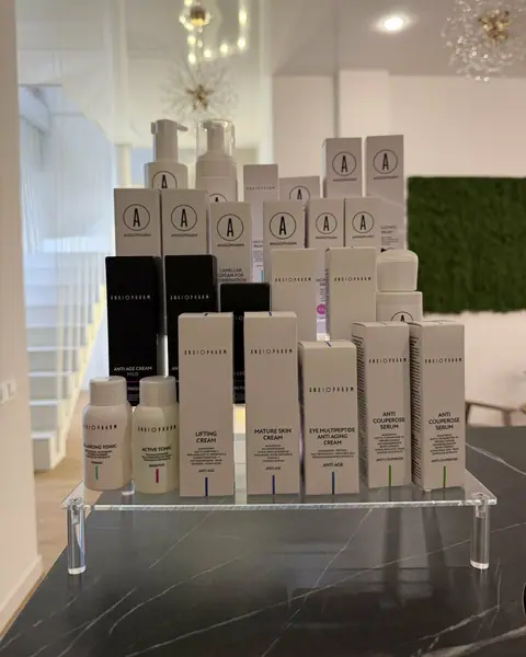 Профессиональная косметика на стойке студии